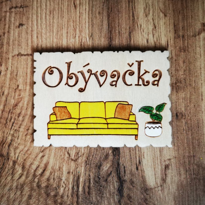 Drevená tabuľka na dvere s nápisom "Obývačka", s gravírovaným a ručne maľovaným gaučom a izbovou rastlinou.