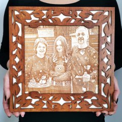 Gravírovaná fotka na dreve s ručne maľovaným hnedým orámovaním v tvare listov.