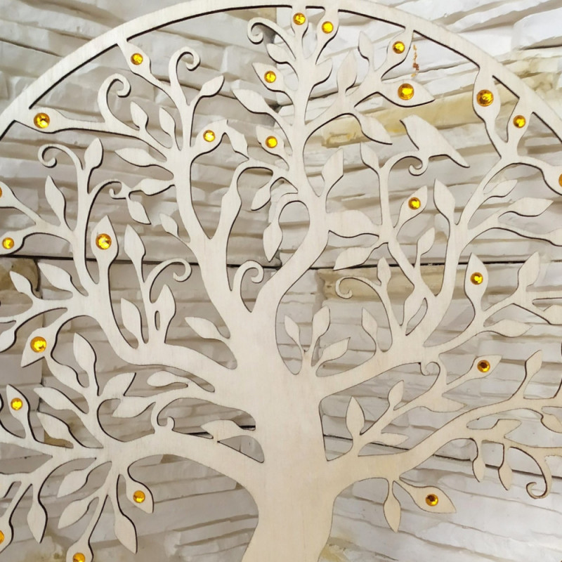 Detail dreveného stromu so zlato žltými kamienkami.