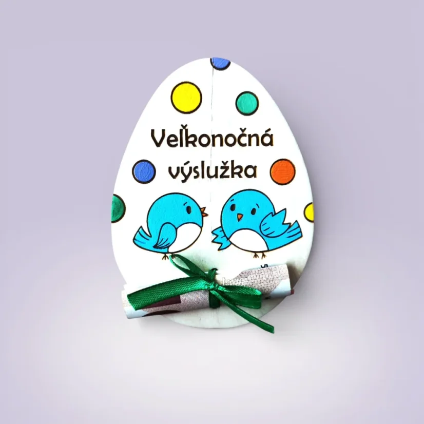 Drevené farebne maľované vajíčko - guličky, modré vtáčiky a gravírovaný text "Veľkonočná výslužka", s farebnou stuhou na pripevnenie výslužky.