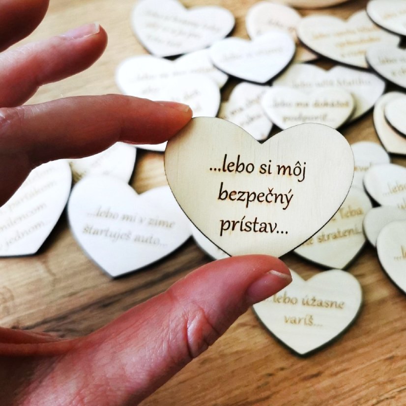 Detail na vygravírované srdiečko s dôvodom "...lebo si môj bezpečný prístav...".