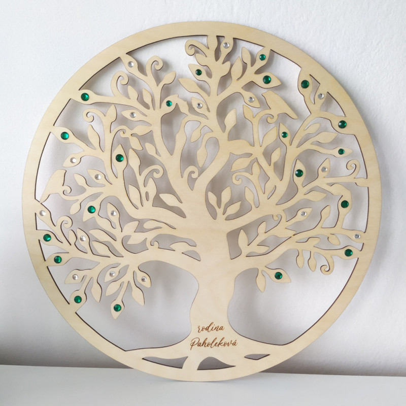 Drevený personalizovaný strom na stenu s bielymi a smaragdovo zelenými kamienkami.
