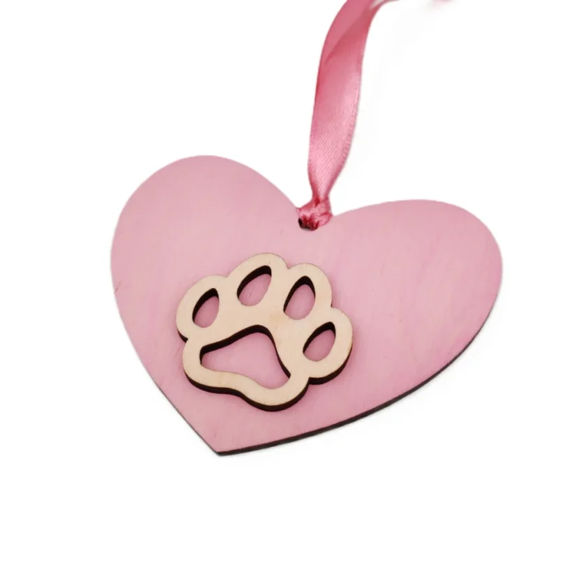 Drevená ružová ozdoba v tvare srdca s prírodným dreveným výrezom labky, stuha v ružovej farbe.