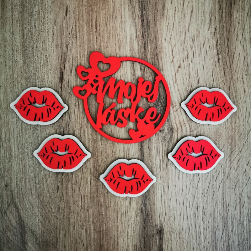 Červené drevené ozdoby na tortu, 5ks pusiniek a ozdoba v tvare kruhu s textom "Mojej láske.".