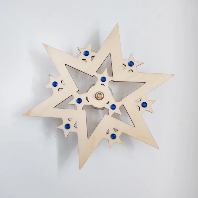 Vianočná drevená svietiaca hviezda na stromček s modrými kamienkami.