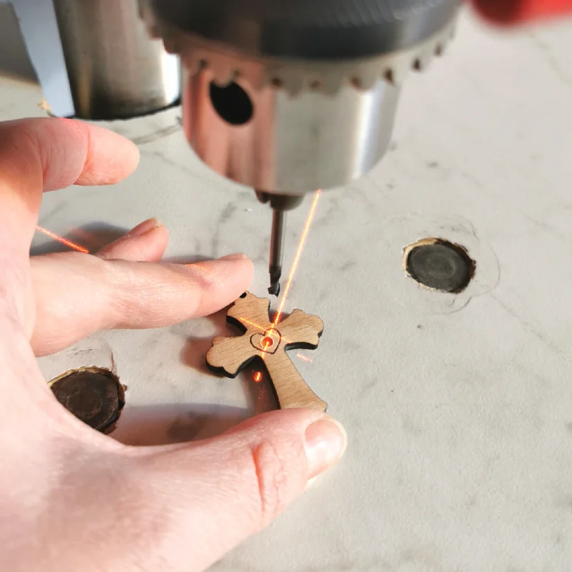 Predvŕtavanie dierky na uloženie kamienku do stredu krížika