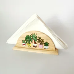 Drevený stojan na servítky s gravírovanými ručne maľovanými izbovými rastlinami. Drevený stojan na servítky s gravírovanými ručne maľovanými izbovými rastlinami.