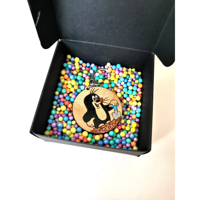 Detail kľúčenky s krtkom v darčekovom balení.