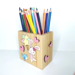 Drevený stojan na pastelky s menom - motív Zajačik