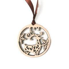 Drevená ozdoba na stromček s vyrezávaným motívom jeleňa a vločiek so stuhou podľa vlastného výberu.