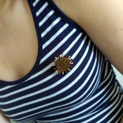 Drevená brošňa kormidlo