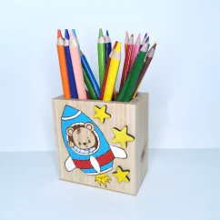 Drevený stojan na pastelky s menom - motív vesmírna raketa
