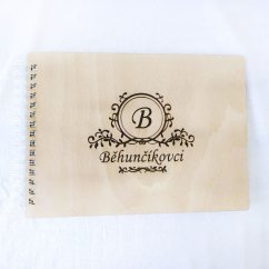 Drevený elegantný album s gravírovaným ornamentovým vzorom, v strede so začiatočným písmenom priezviska, pod ním gravírované priezvisko novomanželov.