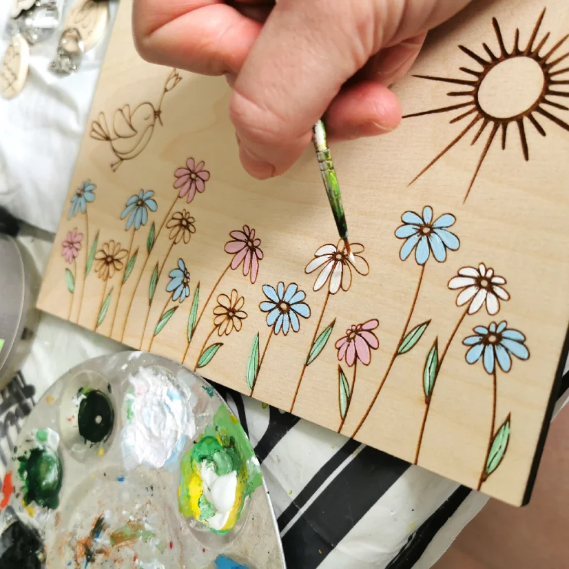 Ukážka tvorby vešiaku - ručné maľovanie.