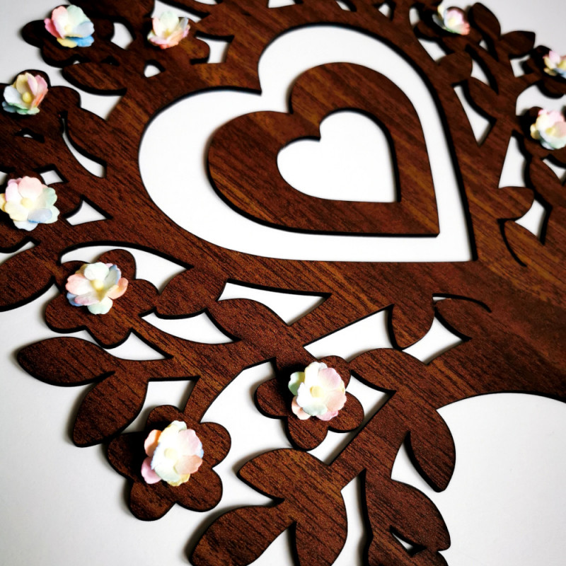 Drevený strom lásky s jemnými kvietkami na stenu.