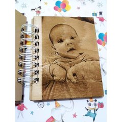 Minimalistický album z gravírovaných fotiek.