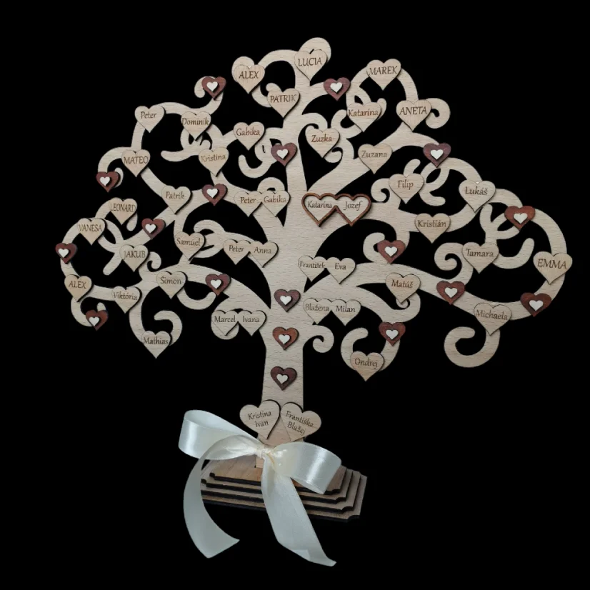 Drevený rodostrom z buku v podstave so srdiečkami, na ktorých sú gravírované mená s dátumami narodenia a hnedými ručne maľovanými srdiečkami.