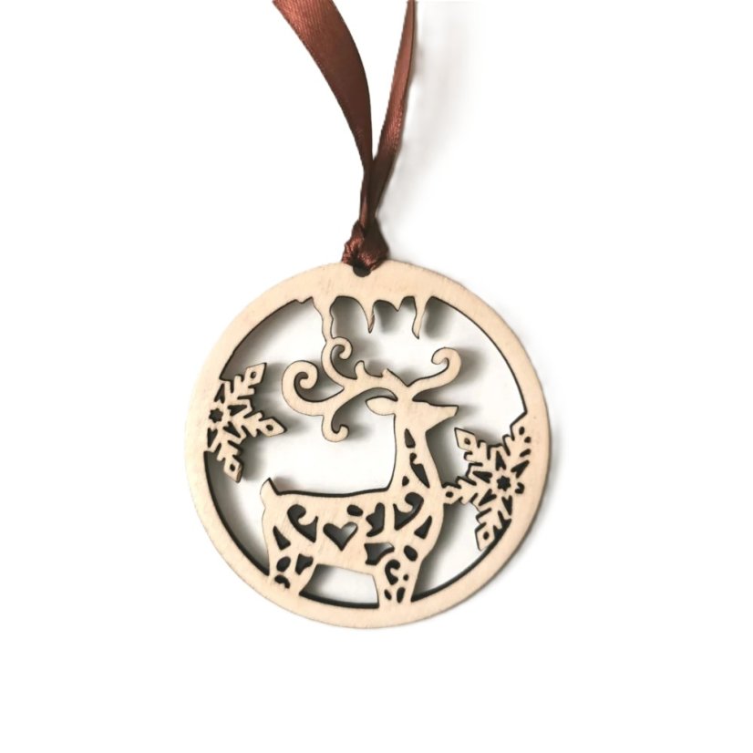 Drevená ozdoba na stromček s vyrezávaným motívom jeleňa a vločiek so stuhou podľa vlastného výberu.
