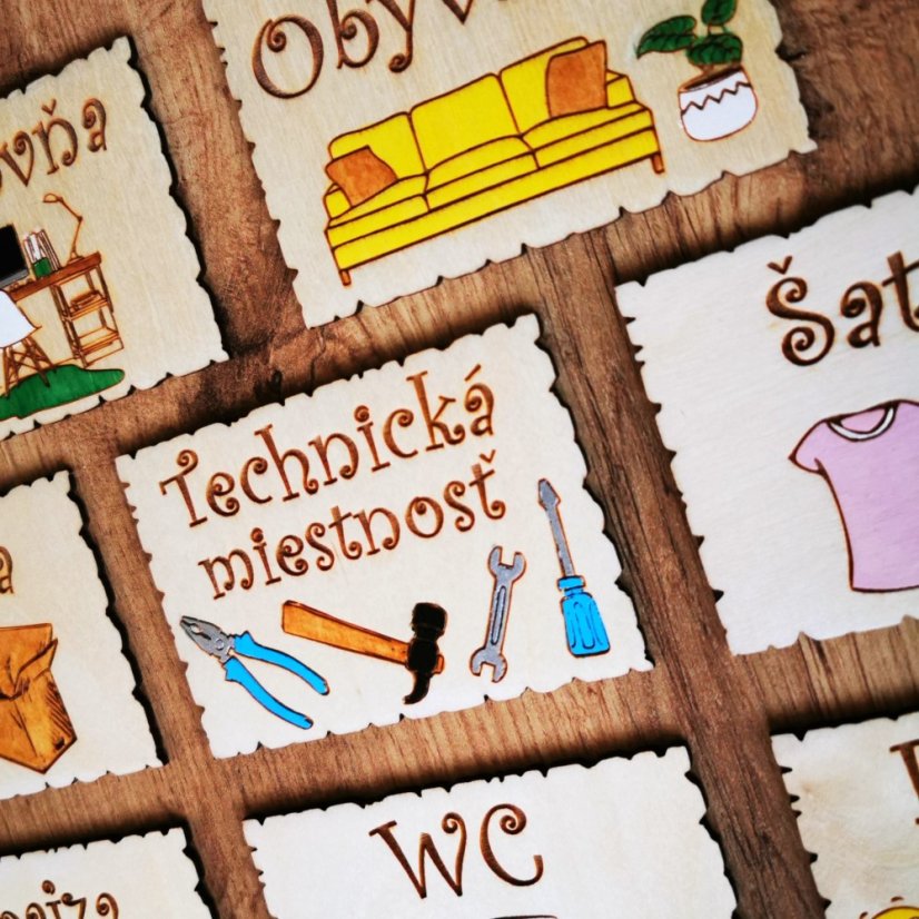 Detail viacerých drevených tabuliek na dvere pre ostatné miestnosti.