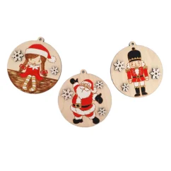 Sada 3 drevených ručne maľovaných ozdôb so symbolmi Vianoc - na prvej čakajúce dievčatko v červenom, na druhej Santa Claus, na tretej luskáčik.