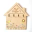 Drevený vešiak na kľúče v tvare domčeku s vlastným textom.