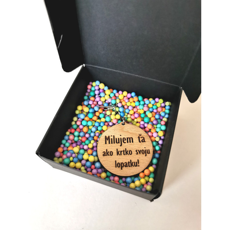 Detail kľúčenky s gravírovaným textom v darčekovom balení.