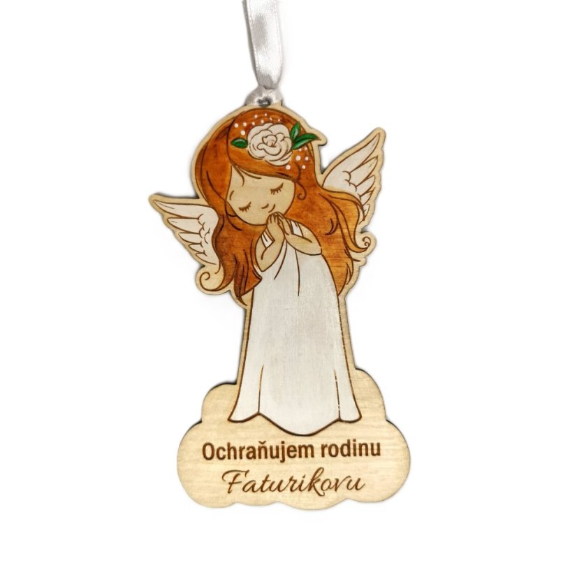 Drevený personalizovaný anjel chrániaci rodinu (gravírované priezvisko rodiny) v bielej farbe.