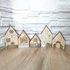 Set drevených masívnych domčekov s výrezmi - okienka, plot, strom, bicykel, vtáčiky. srdiečka, v rúznych farebných kombiináciách.