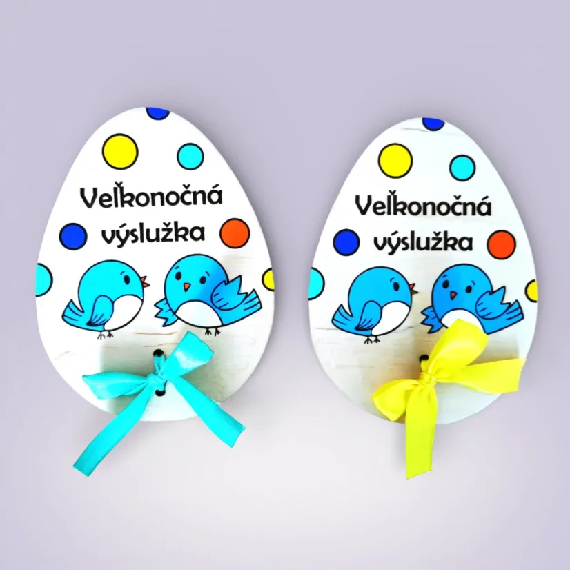Drevené farebne maľované vajíčko - guličky, modré vtáčiky a gravírovaný text "Veľkonočná výslužka", s farebnou stuhou na pripevnenie výslužky.