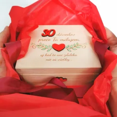 Drevená krabička s gravírovanými a maľovanými lístkami a srdiečkom a gravírovaným textom "30 dôvodov prečo ťa milujem. aj keď to zďaleka nie sú všetky".