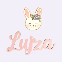 Drevená detská maľovaná menovka so spiacim zajačikom.