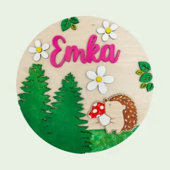 Detská okrúhla menovka s ježkom, ihličnatými stromčekmi a kvietkami.