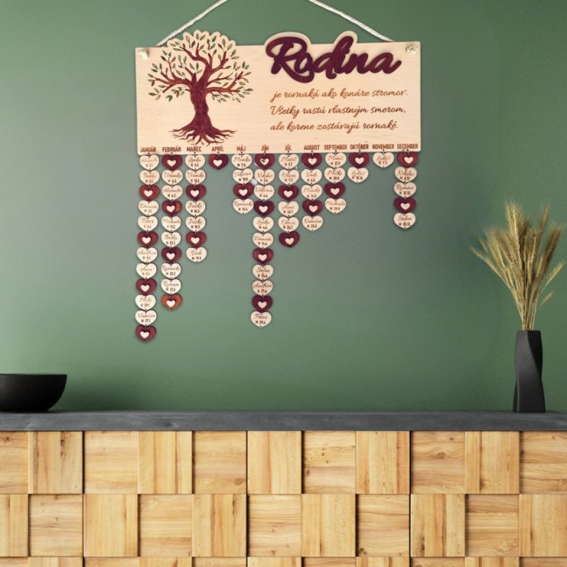 Drevený rodinný kalendár na stenu s citátom – prehľad narodenín a osláv - ukážka na stene.