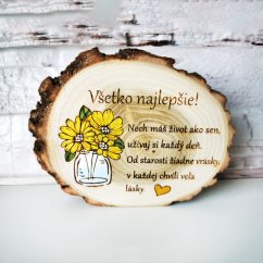 Stojaci krúžok z agátu s gravírovaným narodeninovým želaním, s maľovanou kyticou slnečníc v pohári.