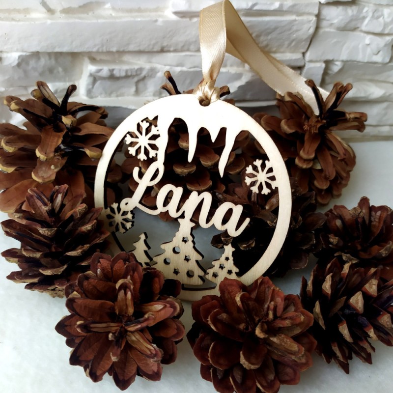 Drevená vianočná ozdoba s menom a so stuhou vo farbe poľa výberu.