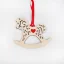 Drevená vianočná ozdoba v tvare húpacieho koníka s červeným srdiečkom v strede a stuhou v rovnakej farbe. Drevená vianočná ozdoba v tvare húpacieho koníka s červeným srdiečkom v strede a stuhou v rovnakej farbe.