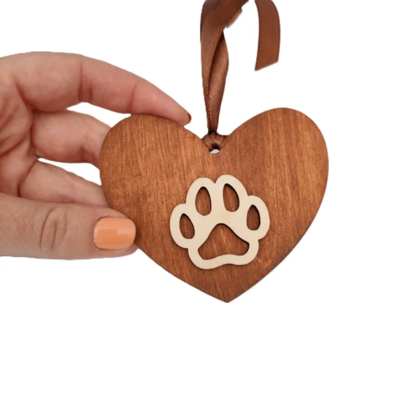 Drevená hnedá ozdoba v tvare srdca s prírodným dreveným výrezom labky, stuha v hnedej farbe.
