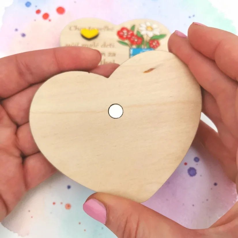 Zadná strana magnetky s neodýmovým magnetom.