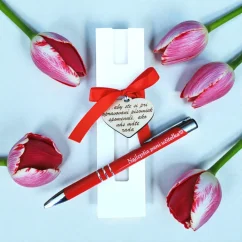 Červené pero s gravírovaným textom "Najlepšia pani učiteľka" v darčekovom balení s vtipným venovaním.