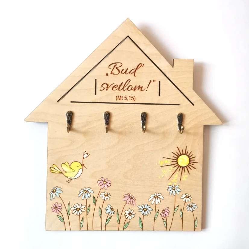 Drevený vešiak na kľúče v tvare domčeku s vlastným textom.