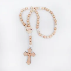Ruženec s menom z bukových korálkov a krížiku, biele desiatky z akrylu, v strede krížiku vložený kamienok vo farbe desiatkov. 