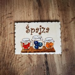 Drevená tabuľka na dvere s nápisom "Špajza", s gravírovanými a ručne maľovanými zaváraninami na poličke.