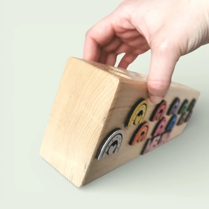 Drevený masívny pastelkovník z boku.