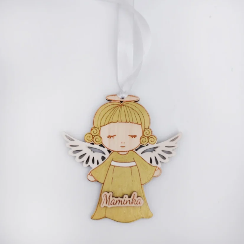 Drevená personalizovaná ozdoba anjela v zlatom, s menom a stuhou.