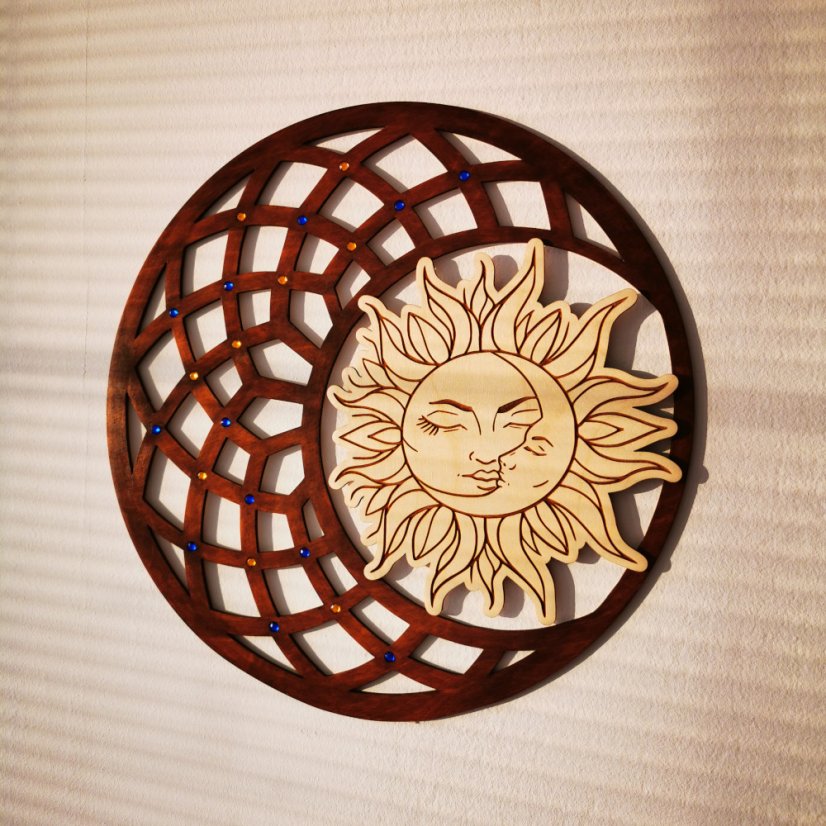 Drevená mandala na stenu s gravírovaným slnkom a mesiacom - ukážka v interiéri.