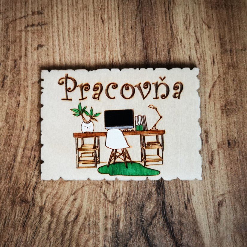 Drevená tabuľka na dvere s nápisom "Pracovňa", s gravírovaným a ručne maľovaným pracovným stolom a stoličkou.