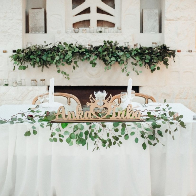 Drevená menovka novomanželov na svadobný stôl