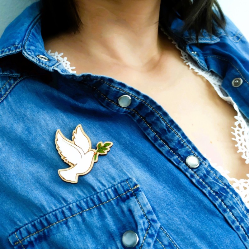 Drevená brošňa Holubica mieru