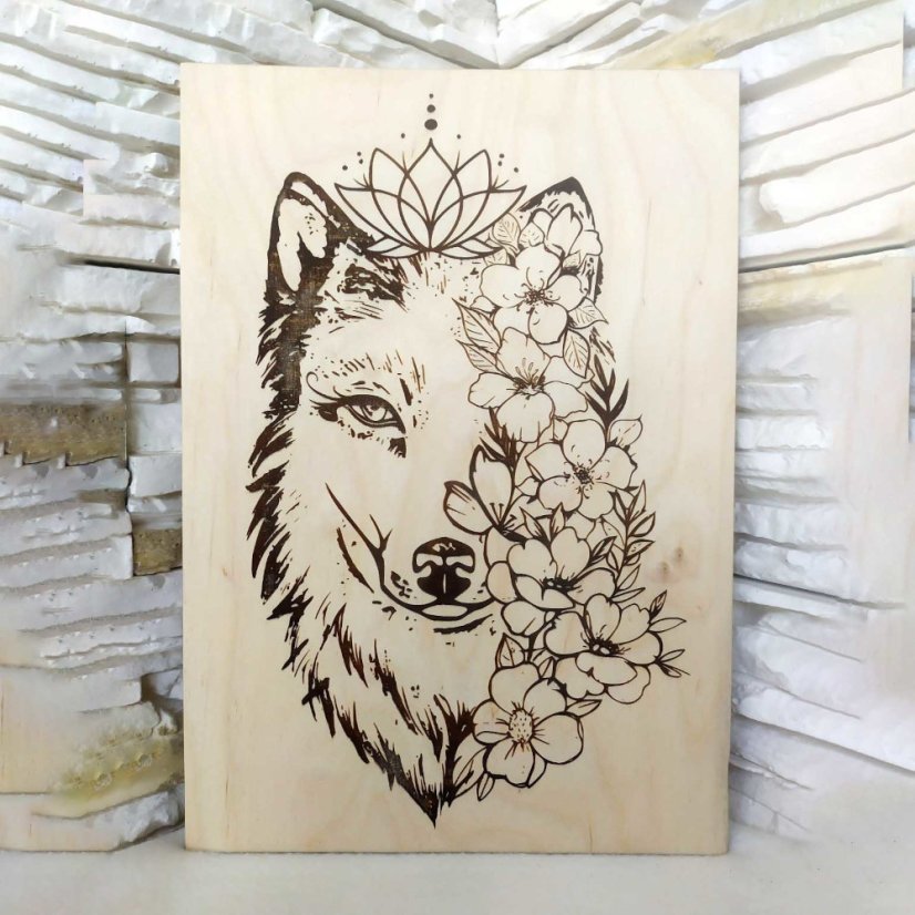 Drevený gravírovaný obraz vlka s kvetmi.