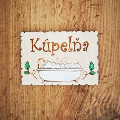 Drevená tabuľka na dvere s nápisom "Kúpeľňa", s gravírovanou a ručne maľovanou vaňou s penou.